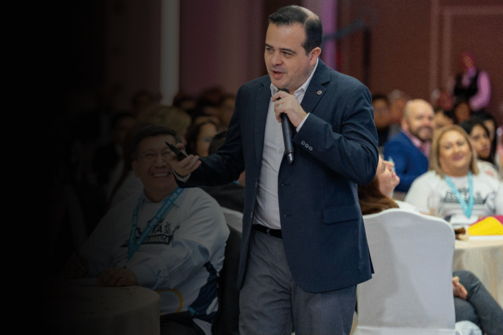 Jose Antonio Roca habla con trabajadores